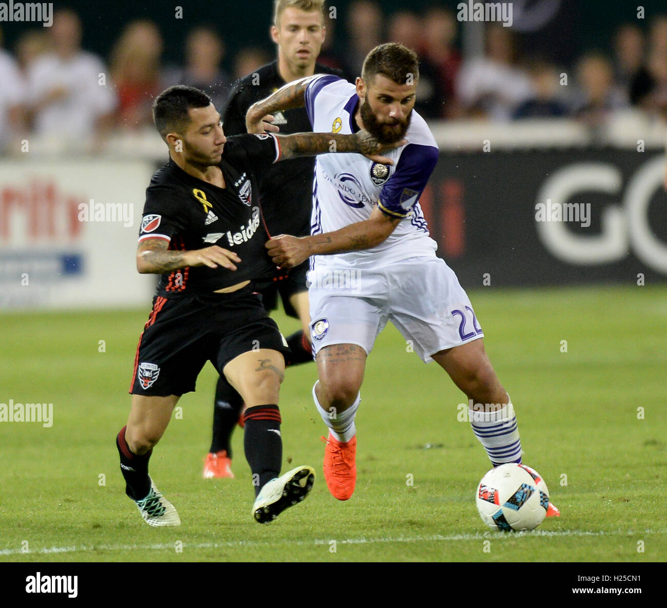 Washington, DC, USA. Sep 24, 2016. D.C. United terrain LUCIANO ACOSTA (11), à gauche, et l'Orlando City FC Le milieu de terrain ANTONIO NOCERINO (22) Bataille pour la balle dans la première moitié au Stade RFK à Washington. Credit : Chuck Myers/ZUMA/Alamy Fil Live News Banque D'Images