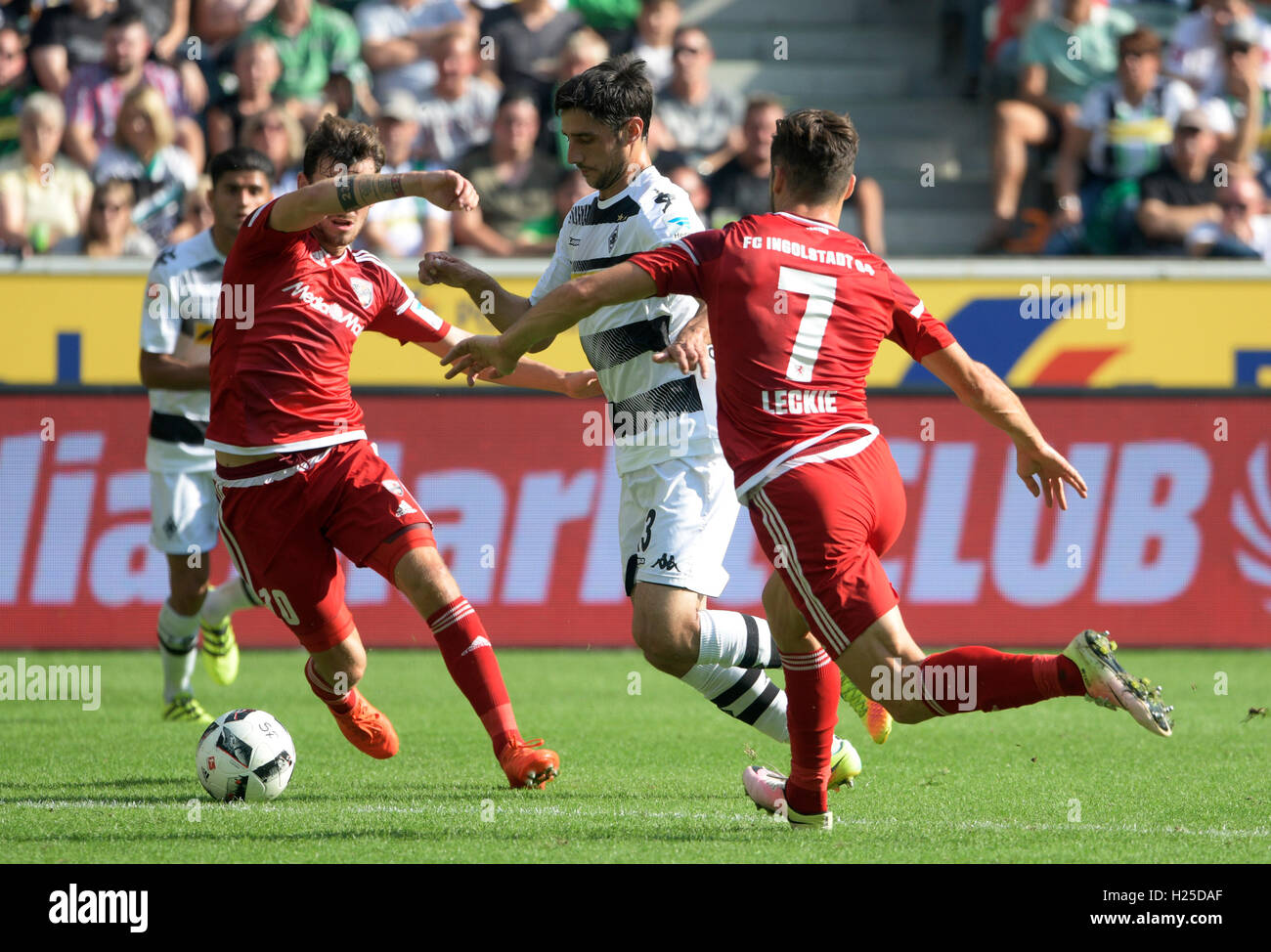 Parc Borussia Moenchengladbach, Allemagne. 24 Septembre, 2016. 1ère saison 2016/17 Bundesliga Fussball allemand, journée 5, Borussia Moenchengladbach (Mšnchengladbach, Gladbach) vs FC Ingolstadt 04 ---- Lars Stindl (MGL,m.) , Pascal Gro§ (Ingolstadt, li.), Mathew Leckie (Ingolstadt) Credit : kolvenbach/Alamy Live News Banque D'Images