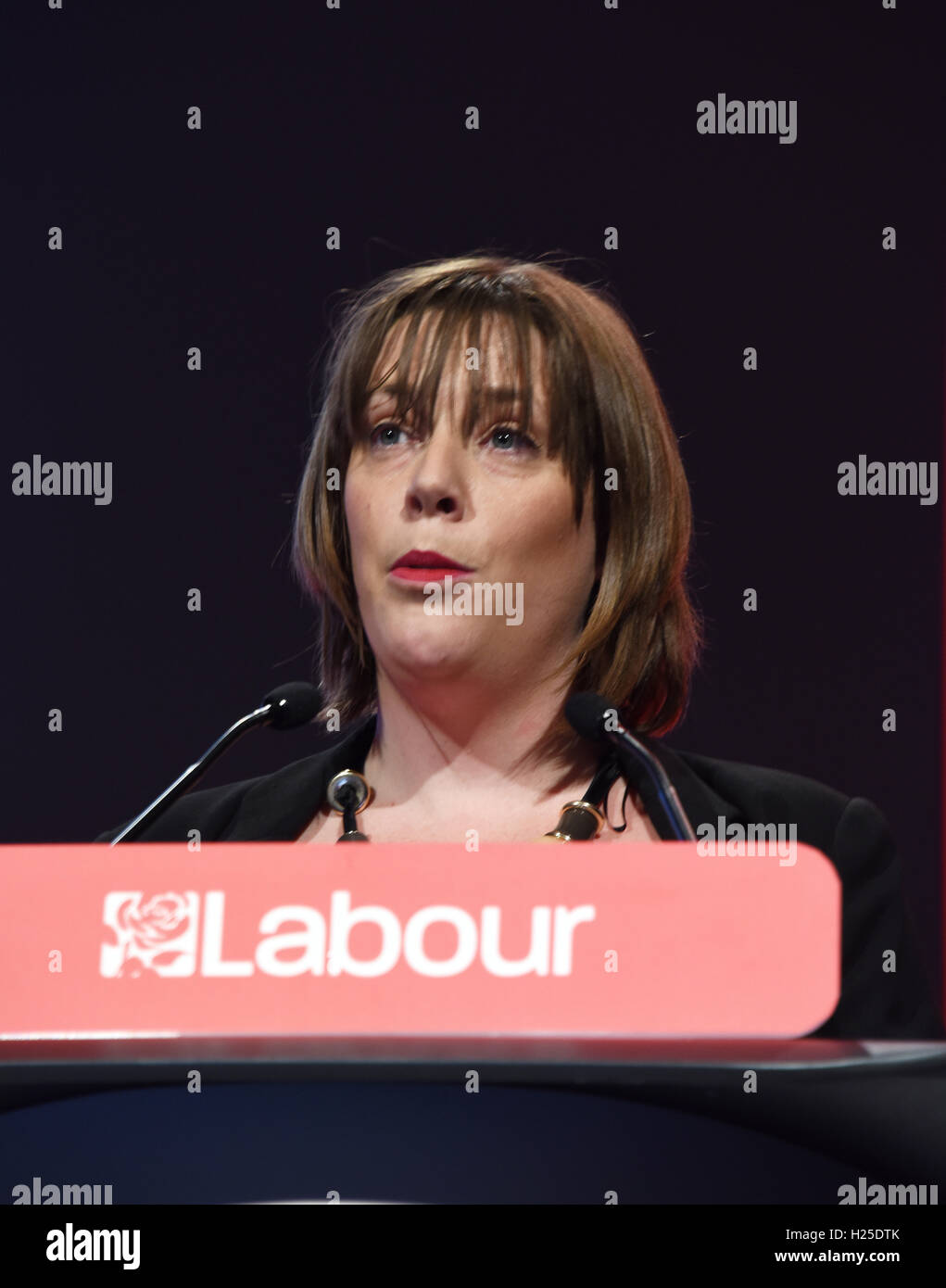 Liverpool, Royaume-Uni. 24 Septembre, 2016. Jess Phillips Président du Parti du travail parlementaire (PLP} s'exprimant lors de la conférence sur les femmes, au cours de la conférence du parti travailliste, Liverpool Crédit : Della Batchelor/Alamy Live News Banque D'Images