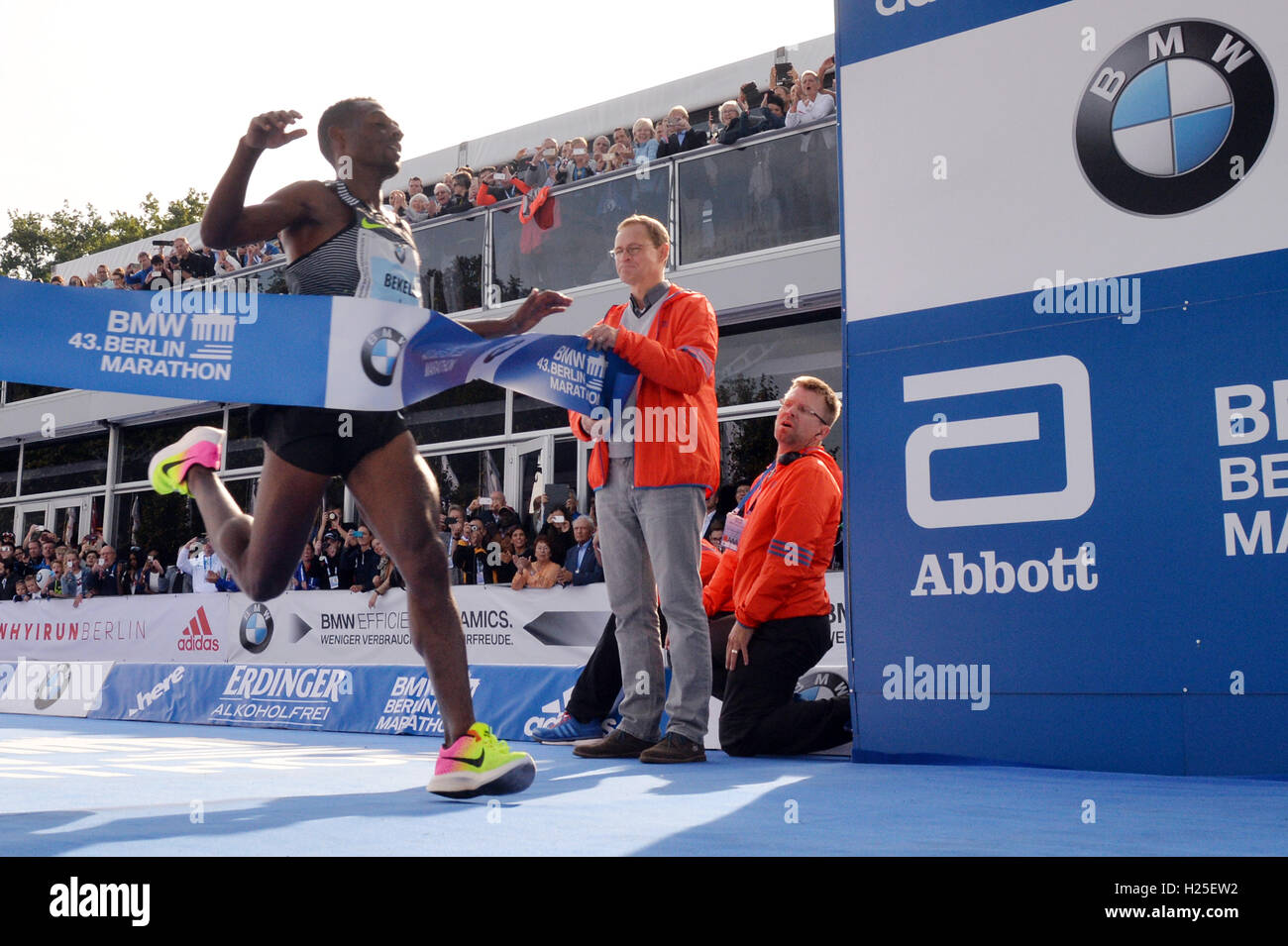 Berlin, Allemagne. 25 Septembre, 2016. De l'Ethiopie Kenenisa Bekele remportant le 43e Marathon de Berlin à Berlin, Allemagne, 25 septembre 2016. Il a remporté le Marathon de Berlin pour la première fois, manque le record mondial en seulement six secondes. Le maire de Berlin Michael Mueller est maintenant le ruban (r). PHOTO : MAURIZIO GAMBARINI/dpa/Alamy Live News Banque D'Images