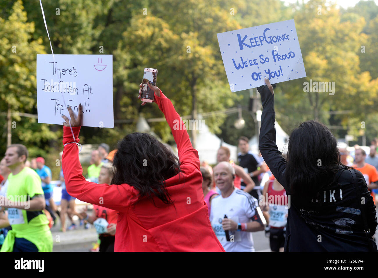 Berlin, Allemagne. 25 Septembre, 2016. Acclamations des spectateurs pour les participants du 43e Marathon de Berlin à Berlin, Allemagne, 25 septembre 2016. PHOTO : MAURIZIO GAMBARINI/dpa/Alamy Live News Banque D'Images