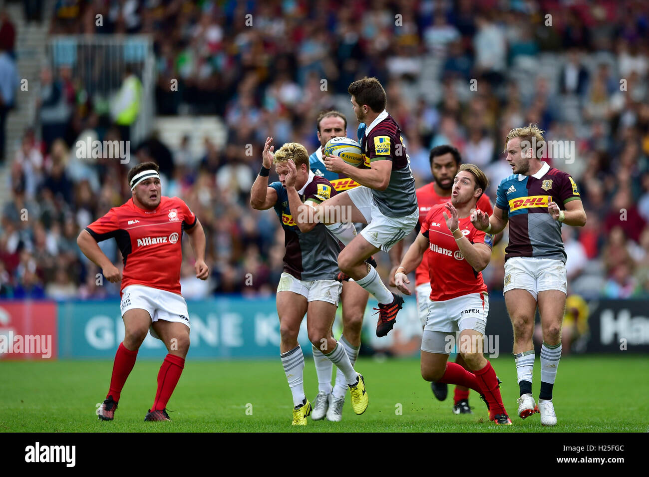 Londres, Royaume-Uni. 24 Septembre, 2016. Tim Swiel de harlequins attrape la balle au cours de l'Aviva Premiership match entre Harlequins et Saracens à Twickenham Stoop. Credit : Taka Wu/Alamy Live News Banque D'Images