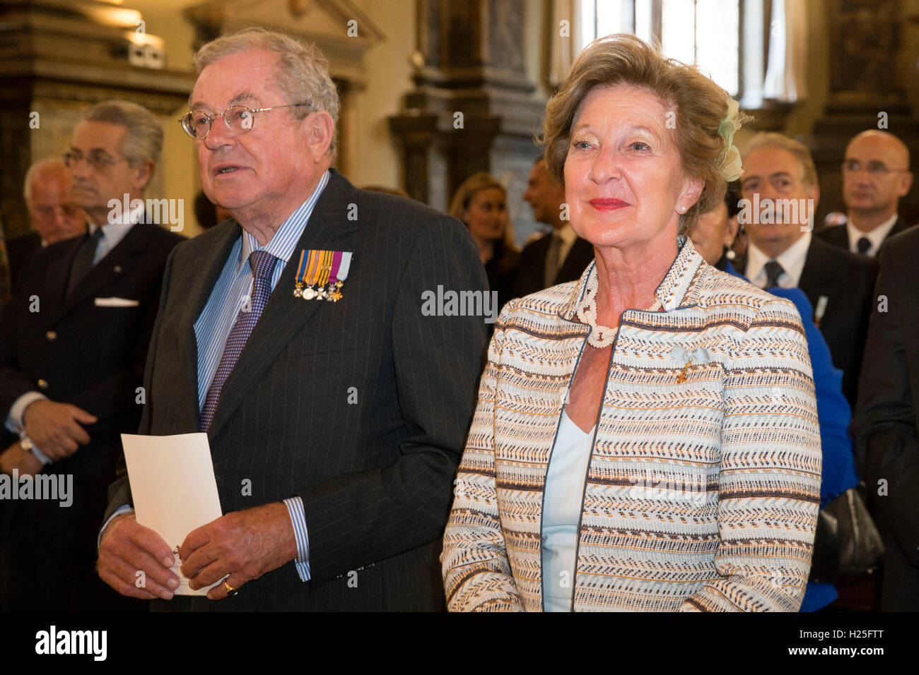 Parme, Italie. 29Th Sep 2016. Hans Gualthérie van WEEZEL et sa femme Ank de visser, les parents de la princesse Annemarie de Bourbon de Parme, lors de l'introduction de Carlos prince de Parme, Italie, 23 septembre 2016. Carlos Enrique Leonard, Prince héréditaire de Parme est né le 24 avril 2016. Photo : Patrick van Katwijk/ POINT DE VUE - PAS DE FIL - SERVICE/dpa/Alamy Live News Banque D'Images