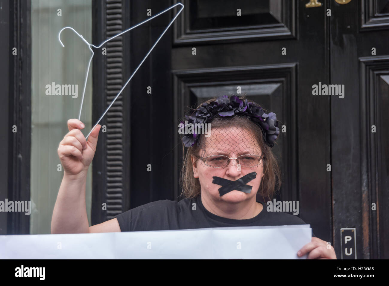 Londres, Royaume-Uni. Sep 24, 2016. Une féministe polonaise est tenue à l'cintres de protestation contre l'ambassade de Pologne en solidarité avec la 5e marche annuelle pour la liberté de choix en Irlande contre les strictes lois anti-avortement il condamné par l'ONU comme "cruels, inhumains et dégradants". En Pologne les députés dans le conseil d'parti conservateur Droit et Justice (PiS) sont suivies d'un projet de loi présenté par le lobby de l'avortement d'arrêt qui permettrait l'avortement sauf si la vie de la mère était en danger passible de 3 à 5 ans de prison. Crédit : Peter Marshall/Alamy Live News Banque D'Images