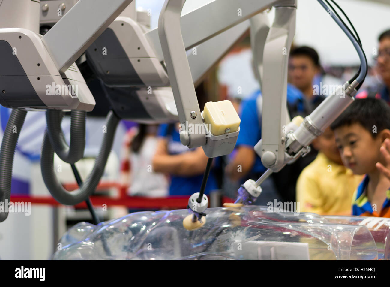 La chirurgie robot garçon regardant la pièce à InnoTech Expo à Hong Kong, Chine. Banque D'Images