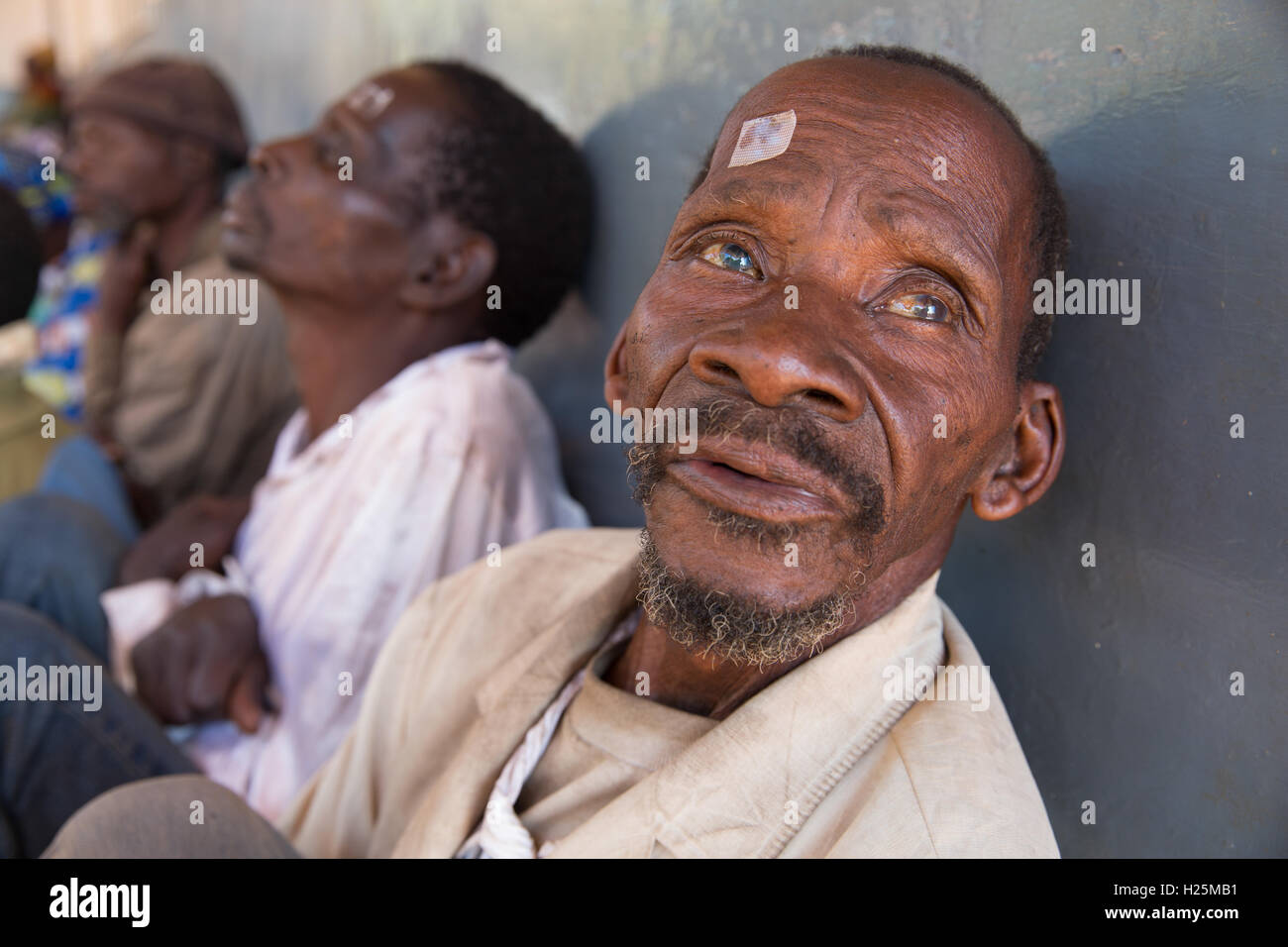 Ribue Hôpital, la province de Nampula, Mozambique, Août 2015 : Jeronimo De Kunamuetho Mecuburi en attente de son opération de la cataracte. Photo de Mike Goldwater Banque D'Images