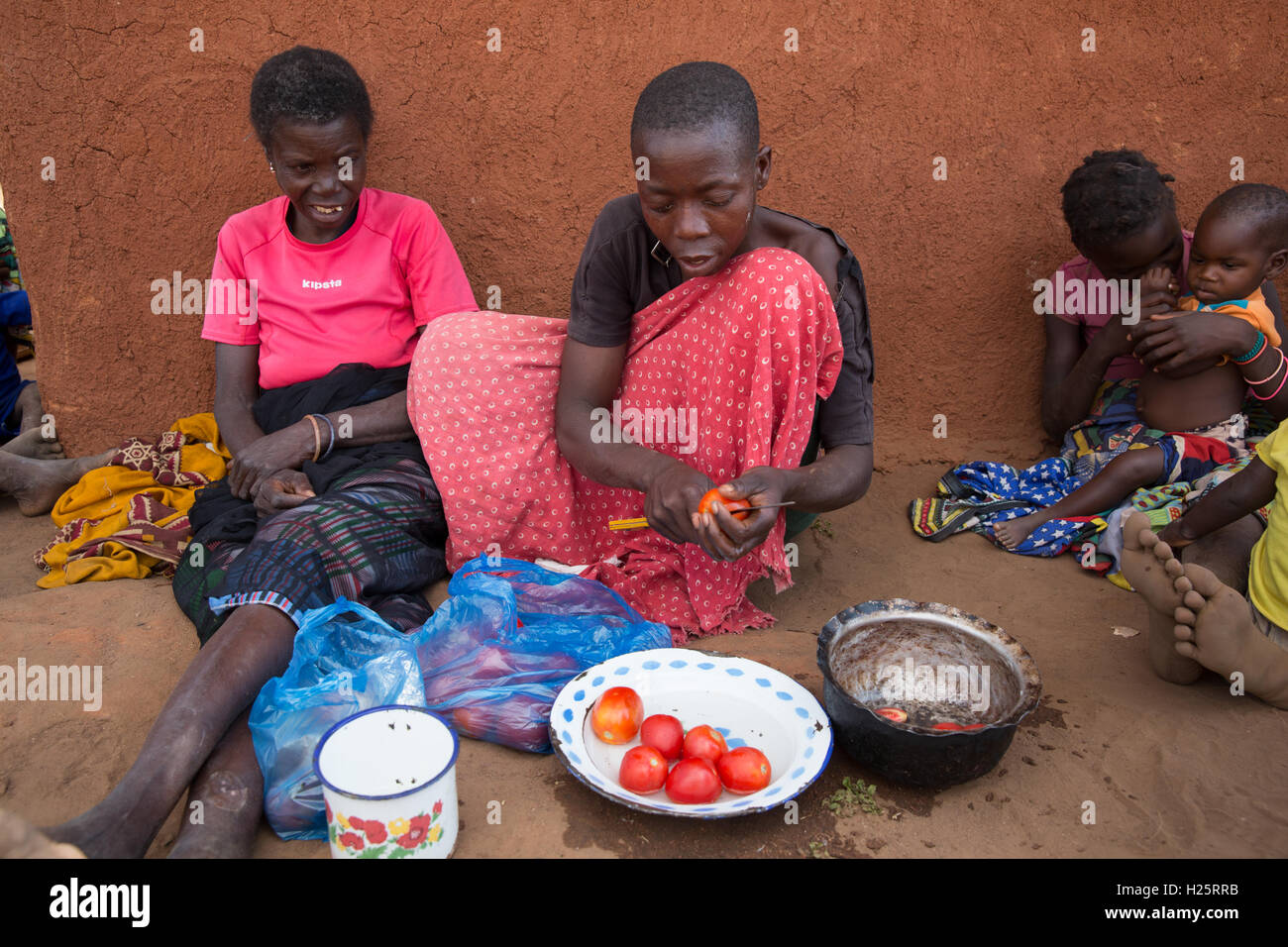 Lalaua district, province de Nampula, Mozambique, Août 2015 : Laurinda Diago peut maintenant prepre vivrières après opération de la Cataracte aux deux yeux ont restauré la vue. Photo de Mike Goldwater Banque D'Images