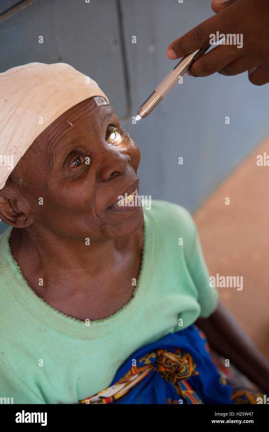 Hôpital Ribaue, Ribaue, province de Nampula, Mozambique, Août 2015 : un benificiary au sujet d'avoir sa deuxième opération de la cataracte. Photo de Mike Goldwater Banque D'Images