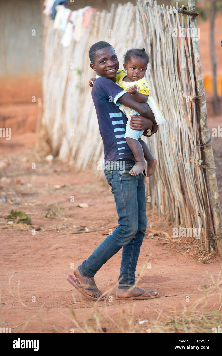 Namina village, province de Nampula, Mozambique, Août 2015 : la vie quotidienne dans le village près de la maison de Maria Albino. Photo de Mike Goldwater Banque D'Images