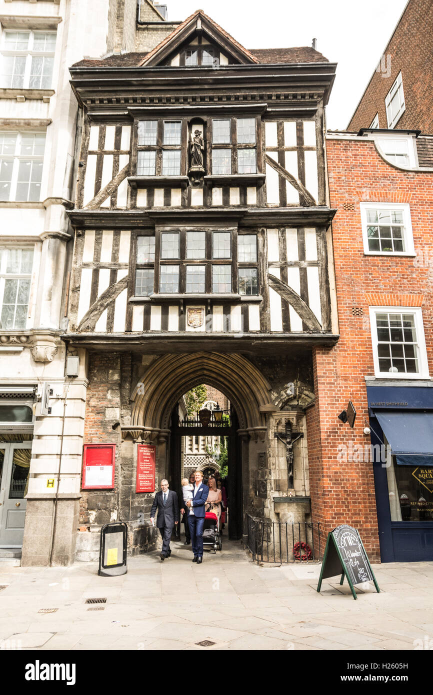 Le Gatehouse élisabéthaine à l'église de St Bartholomew-the-Great, chiffon juste, West Smithfield, Londres, UK Banque D'Images