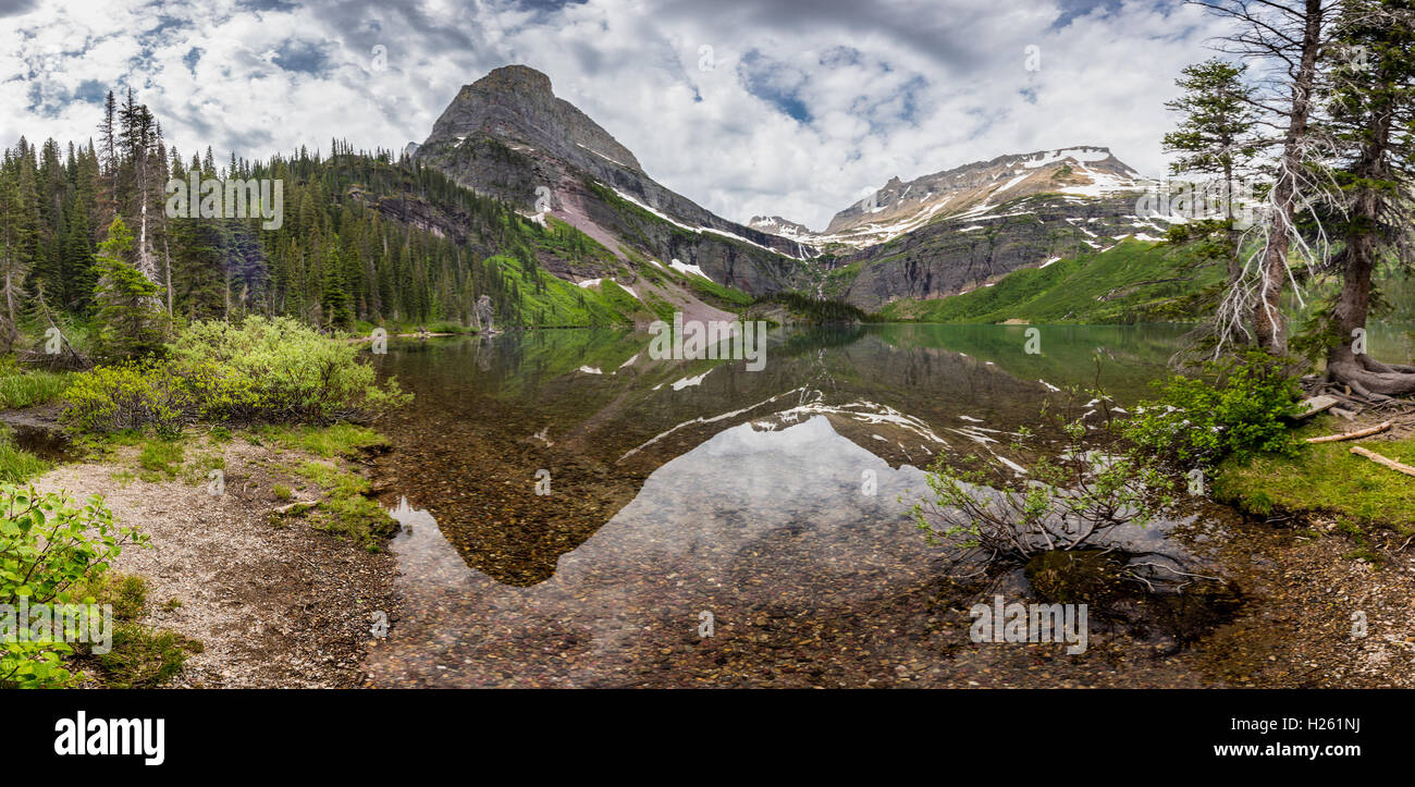 Grinnell Lake Panorama avec reflet dans l'eau encore Banque D'Images