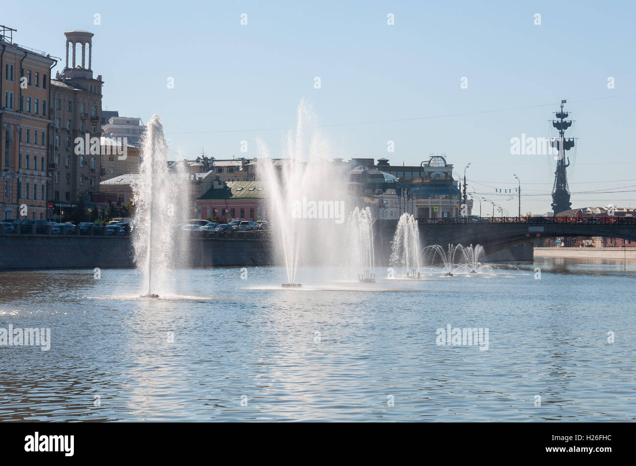 Moscou, Russie - 09,21.2015. Fontaines sur le bassin de la rivière de Moscou satellite Banque D'Images