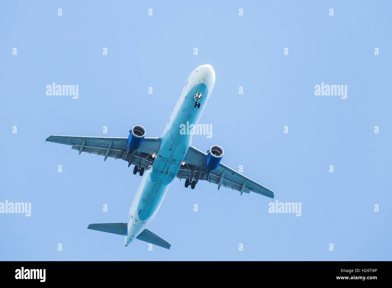 Avion de passagers volant dans ciel bleu clair Banque D'Images