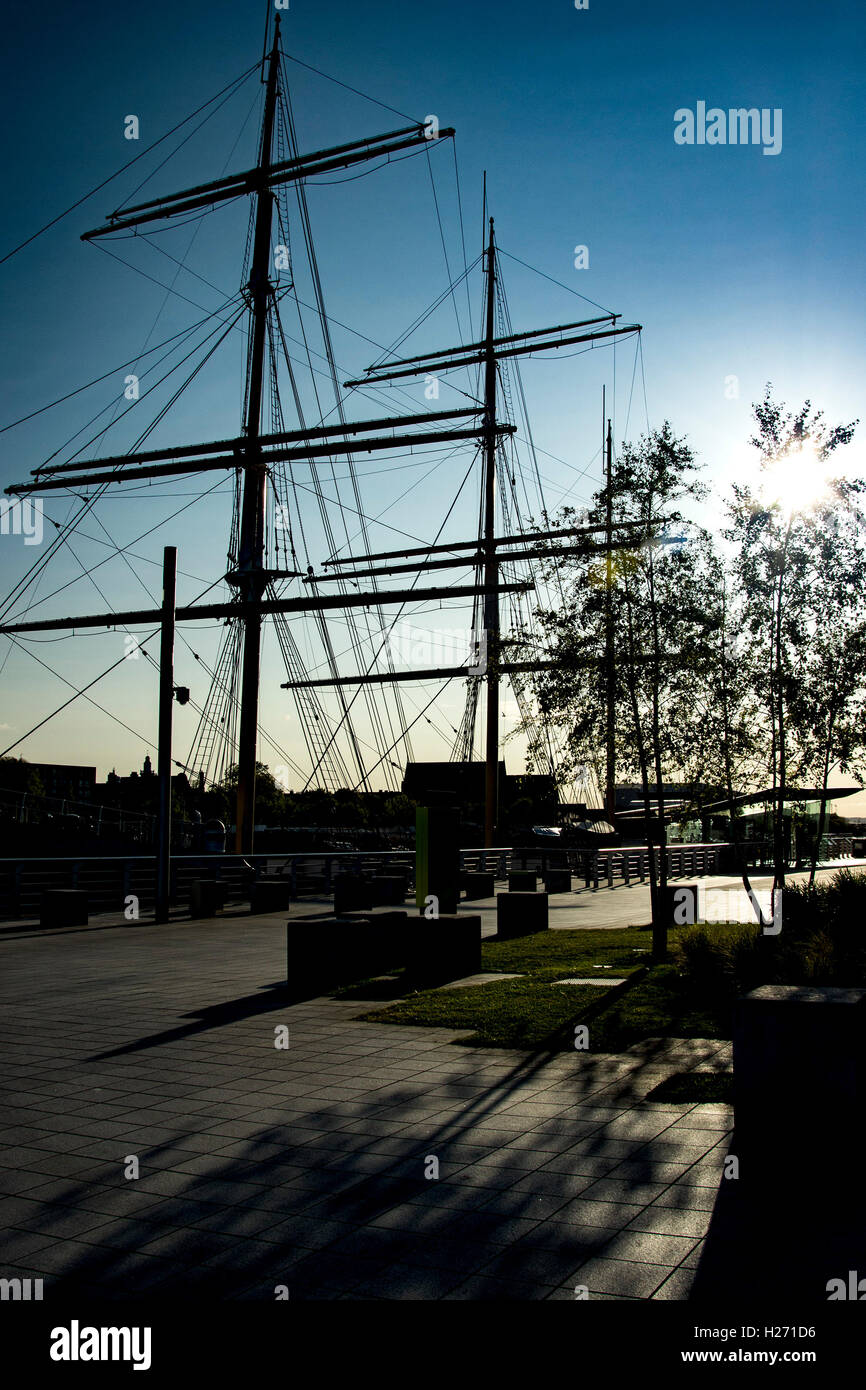 Le grand voilier à Glasgow Riverside Museum le coucher du soleil, GLASGOW, ÉCOSSE Banque D'Images