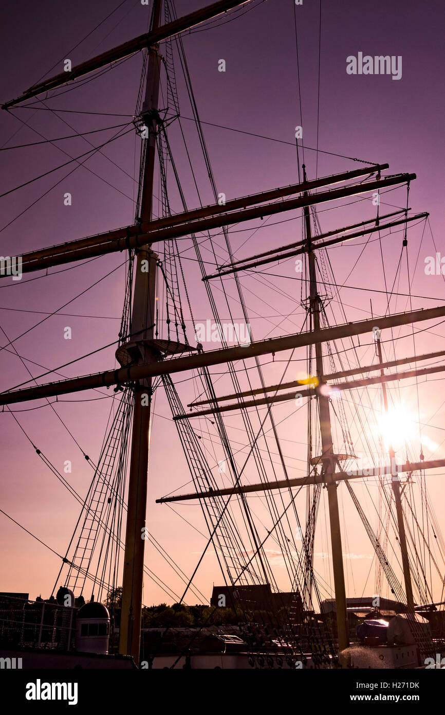 Le mât du Tall Ship au Riverside Museum Glasgow au coucher du soleil. GLASGOW, ÉCOSSE Banque D'Images