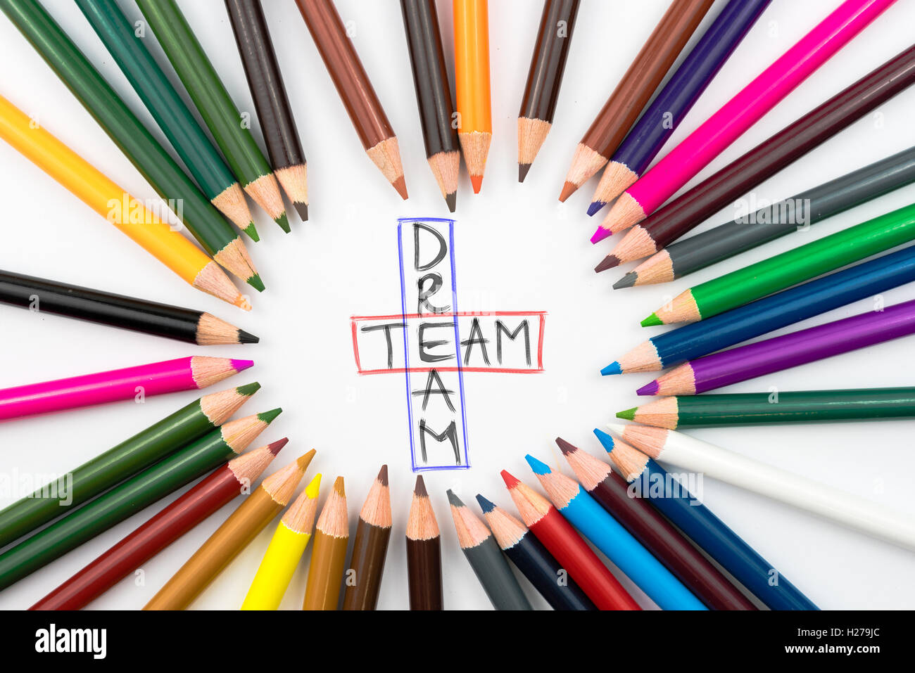 Crayons de couleur en cercle avec un message Dream Team, concept de l'éducation Banque D'Images