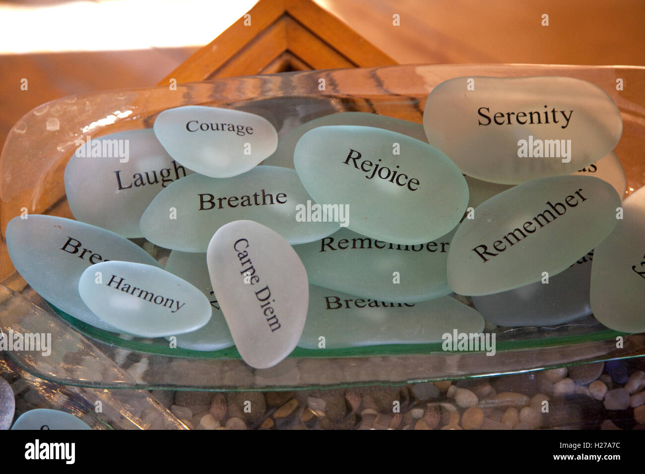 Pierres ovales lisse gravé avec les mots de sagesse sur chaque pierre dans le jet de pierre shop. Wisconsin WI USA Bayfield Banque D'Images