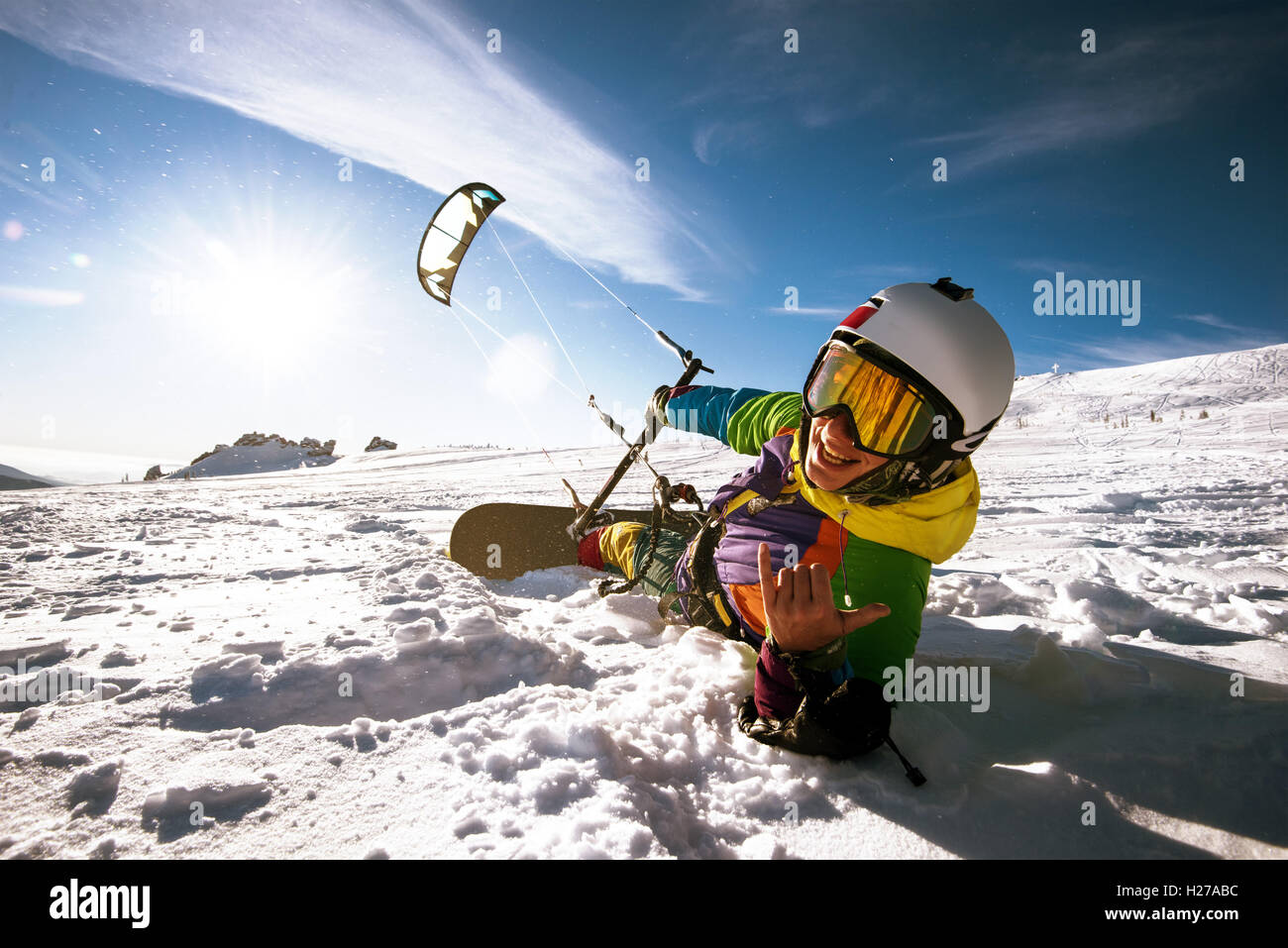 Snowboarder skydives sur fond de ciel bleu neige montagnes Banque D'Images