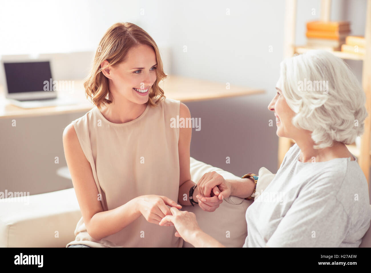 Heureux couple avec sa grand-mère Banque D'Images