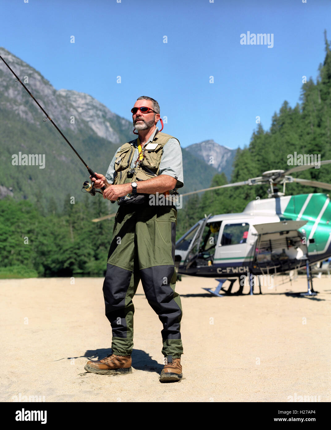 Guide de pêche pilote d'hélicoptère et Kevin O'Neil poissons voler à Avalanche Lake. British Columbia, Canada Banque D'Images