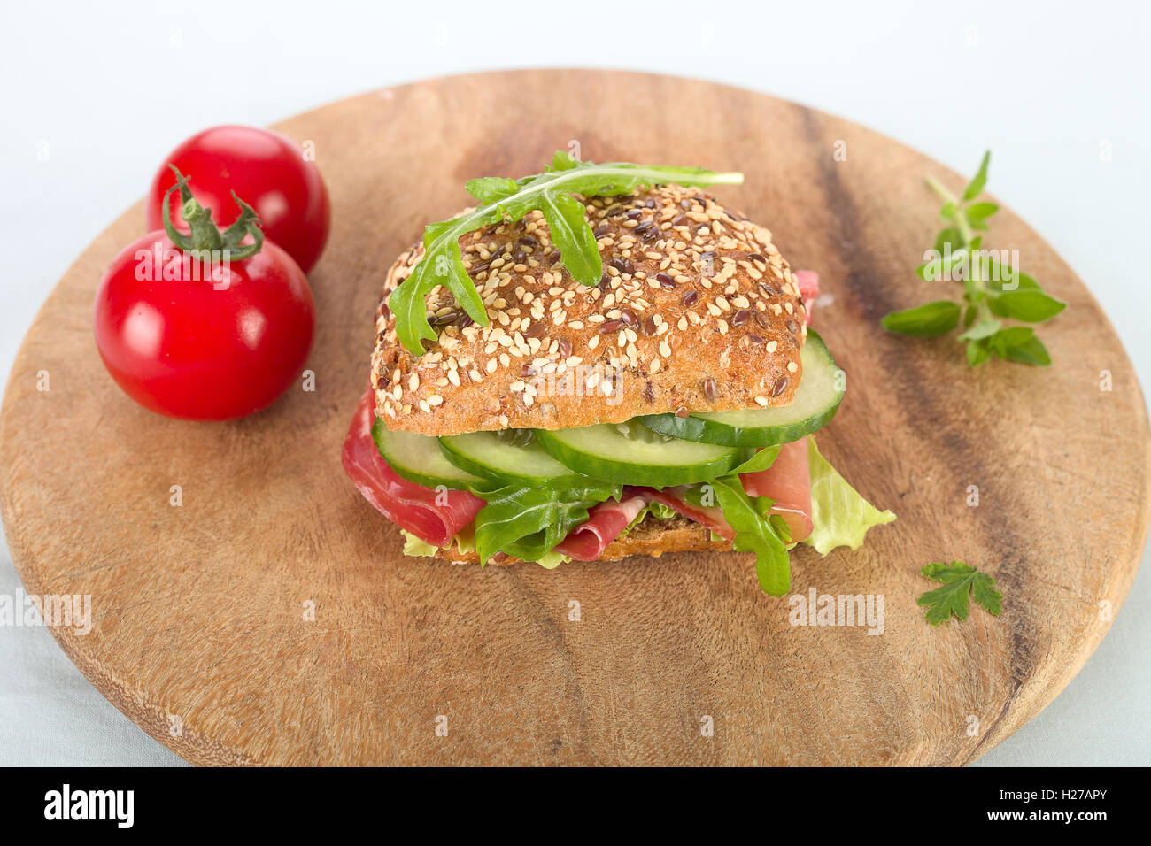 Sandwich au jambon avec rucola Banque D'Images