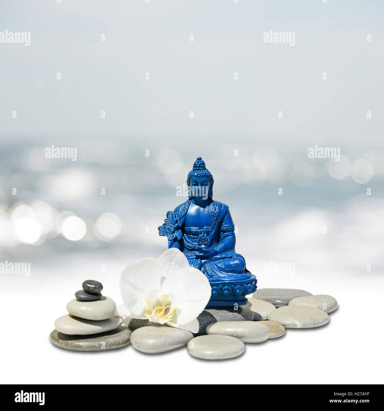 Bouddha de Médecine Bhaisajyaguru bleu,zen stone,white orchid flowers and sky Banque D'Images