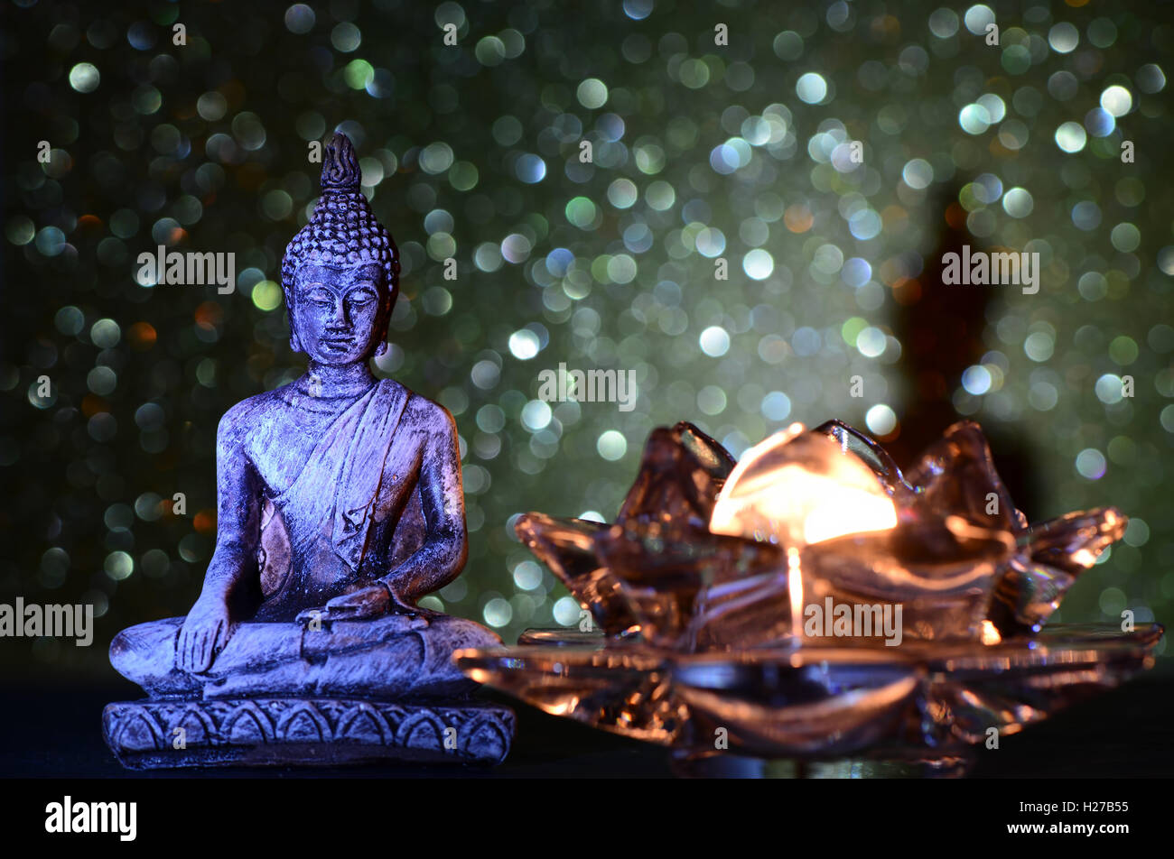 Statue de Bouddha zen sur un brillant lumineux glitter avec bokeh Banque D'Images