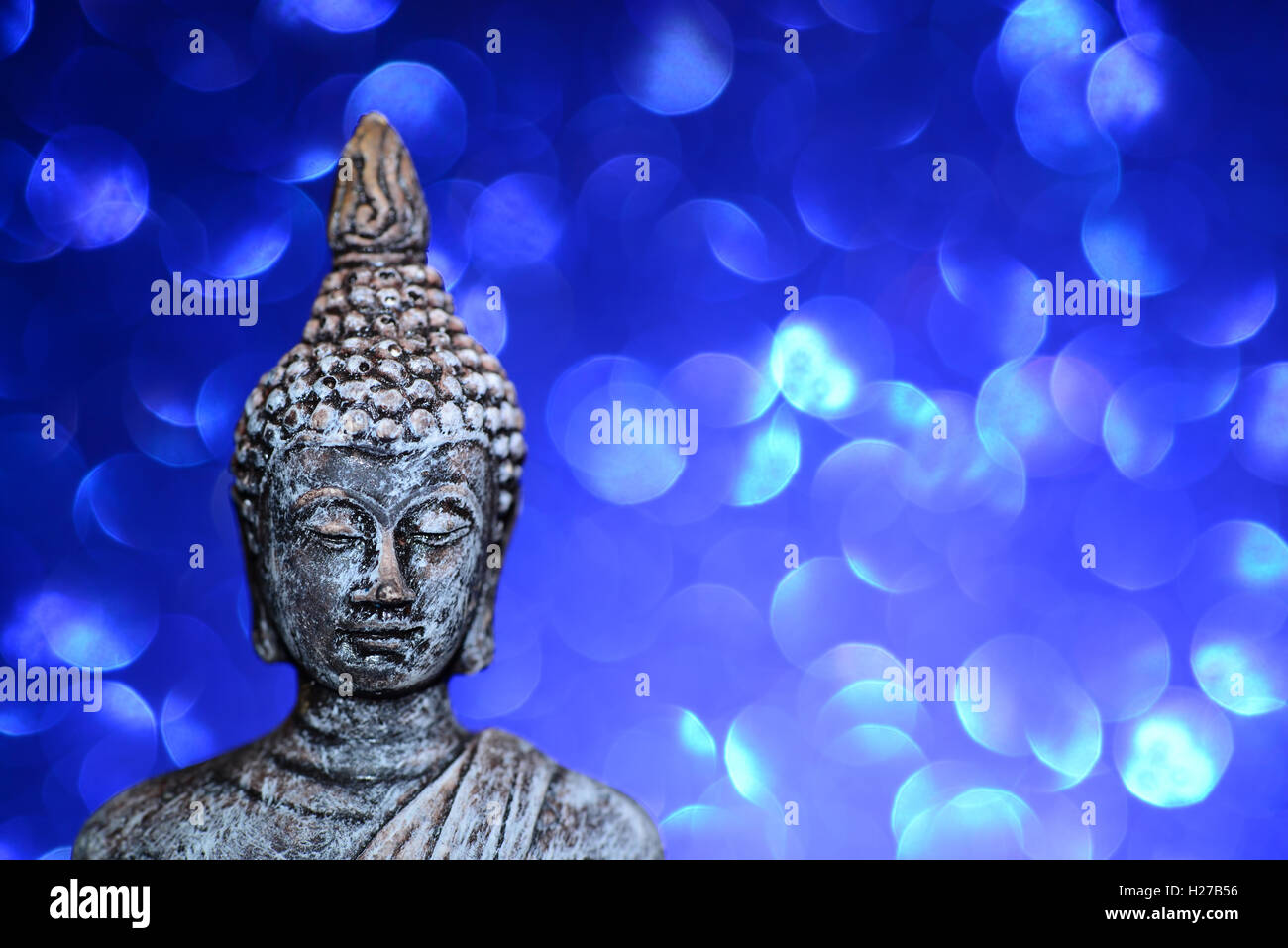 Statue de Bouddha zen sur un brillant lumineux glitter avec bokeh Banque D'Images