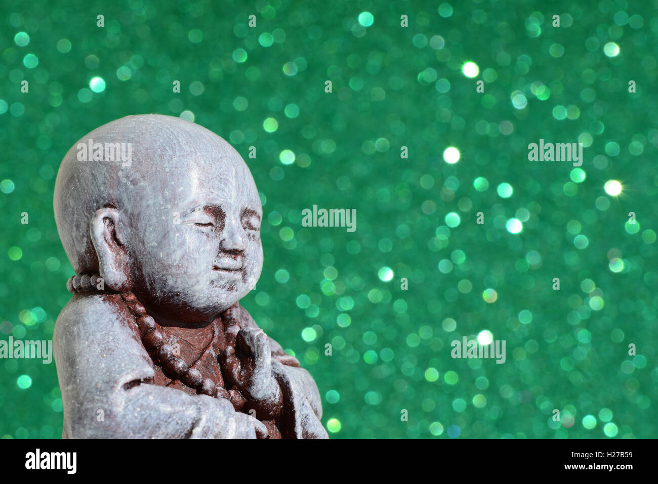 Statue de Bouddha zen sur un brillant lumineux glitter avec bokeh Banque D'Images