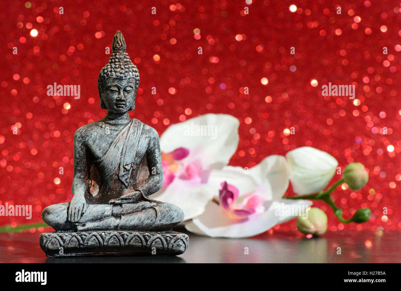 Statue de Bouddha zen sur un brillant lumineux glitter avec bokeh Banque D'Images