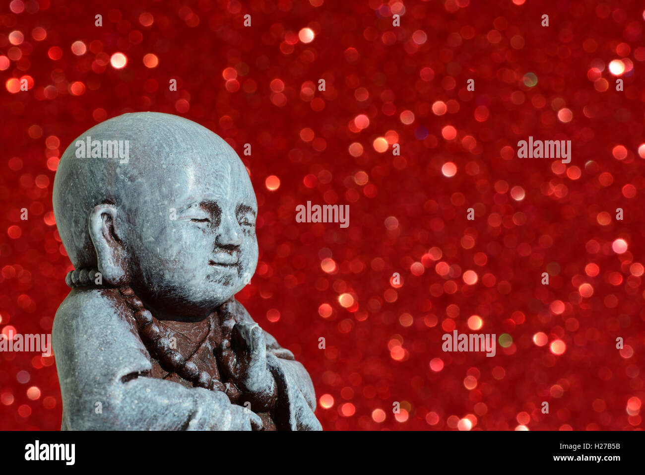Statue de Bouddha zen sur un brillant lumineux glitter avec bokeh Banque D'Images