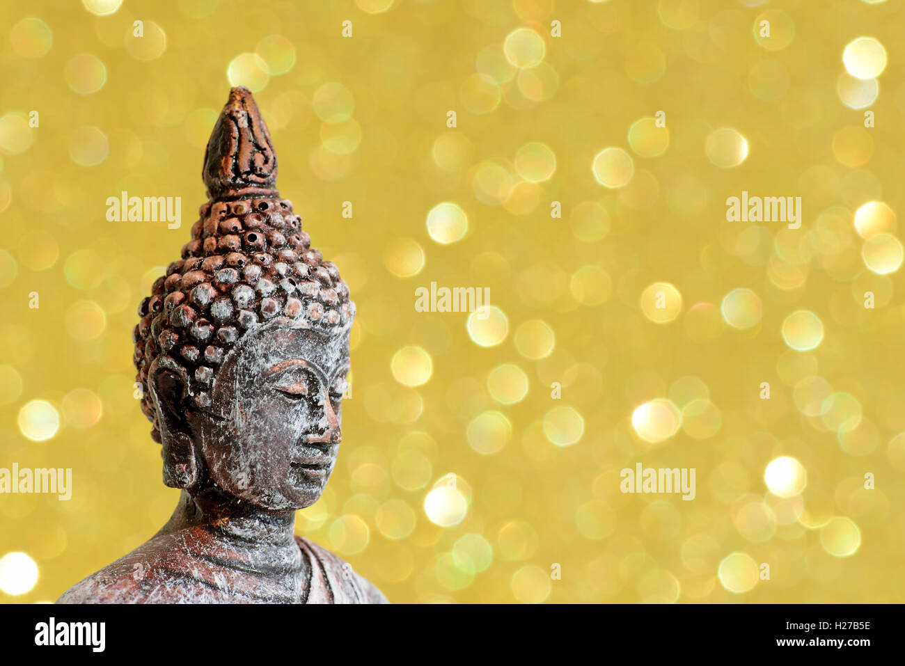 Statue de Bouddha zen sur un brillant lumineux glitter avec bokeh Banque D'Images