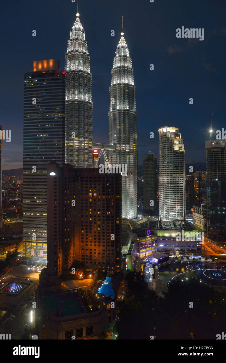 Les iconiques Petronas Towers au crépuscule, Kuala Lumpur MY Banque D'Images