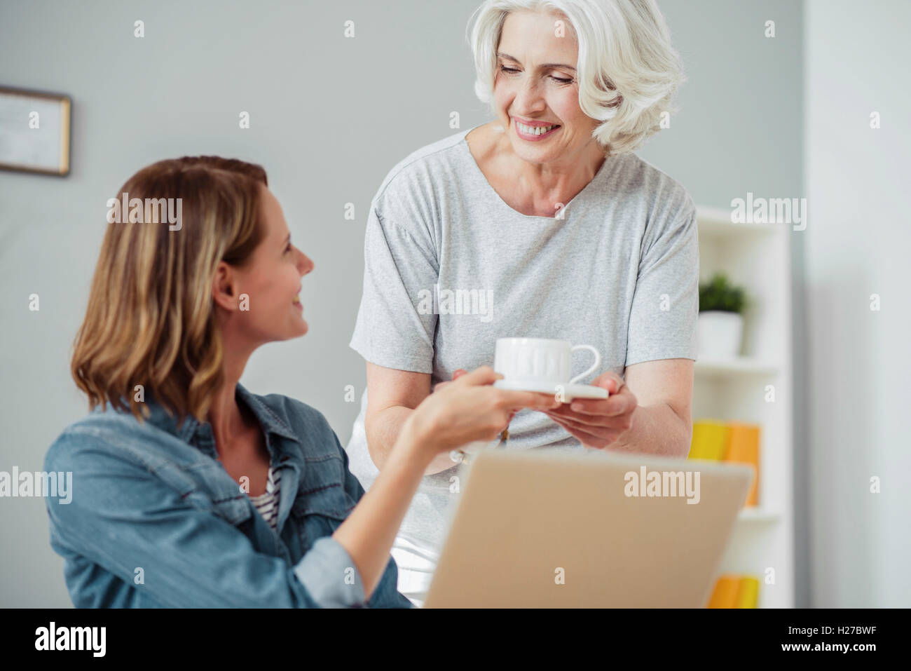 Femme positive assis à la table Banque D'Images