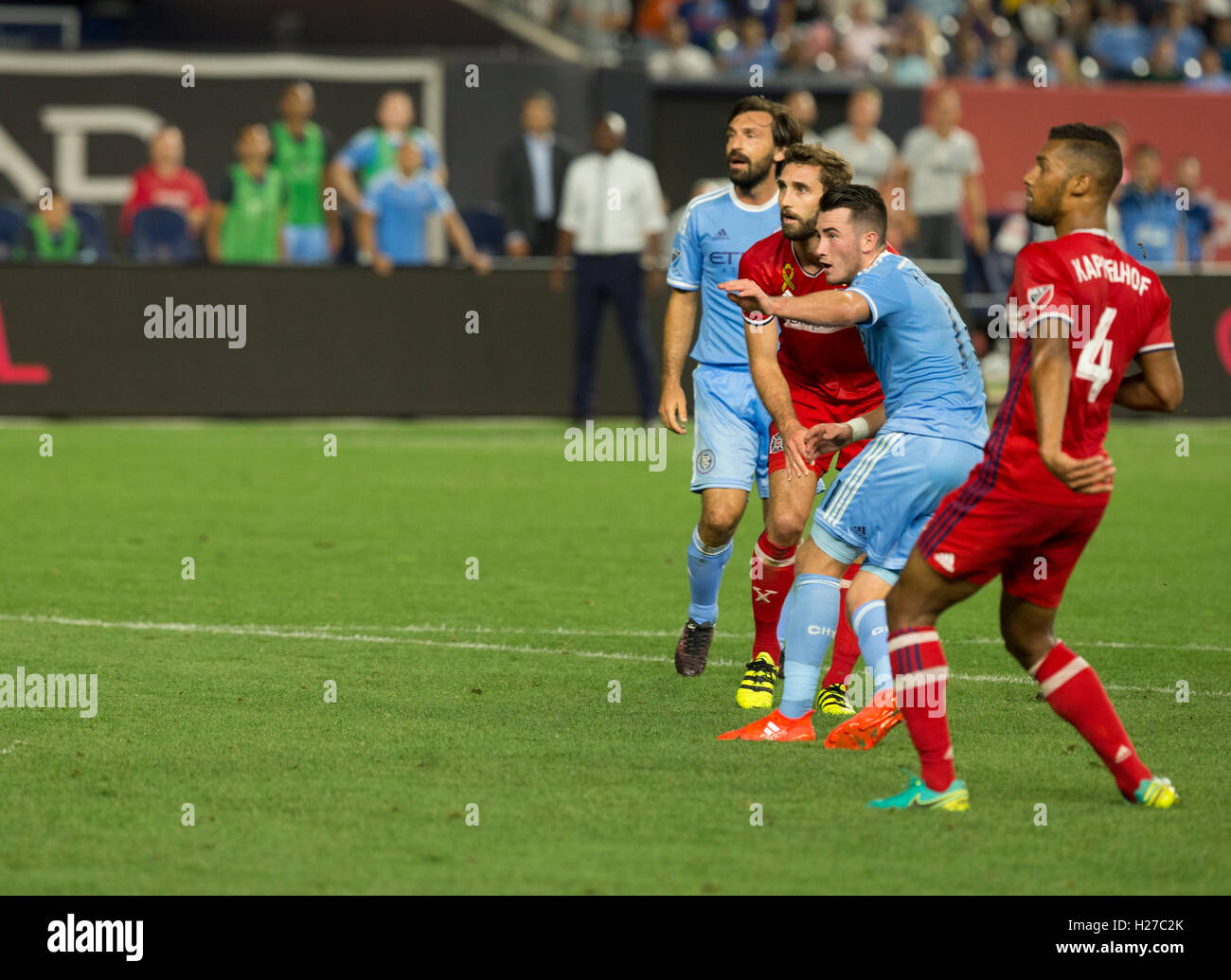 New York, NY USA - 23 septembre 2016 : Les joueurs d'NYCFC & Chicago Fire watch ball jeu NYCFC MLS au cours gagné 4 - 1 Banque D'Images