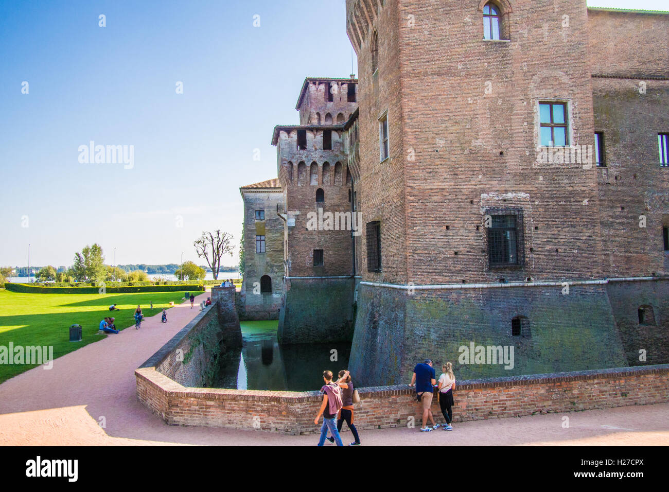 Castello San Giorgio (Château de Saint Georges), Mantoue (Mantova), Lombardie, Italie. La rivière Muncio est sur la gauche. Banque D'Images