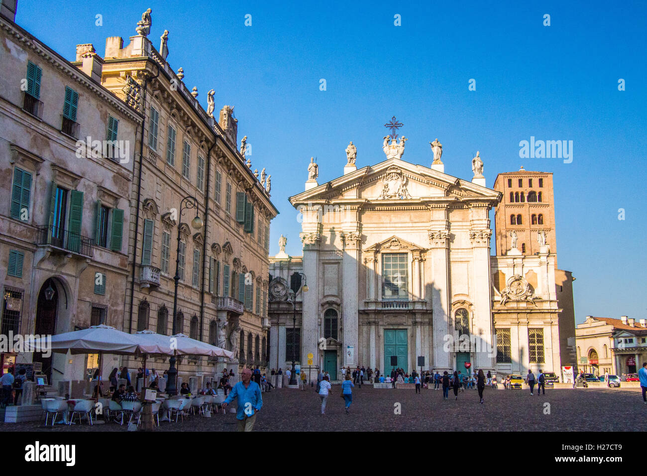 Piazza Sordello avec la Cathédrale de San Pietro (Pierre), Mantoue (Mantova), Lombardie, Italie. Banque D'Images