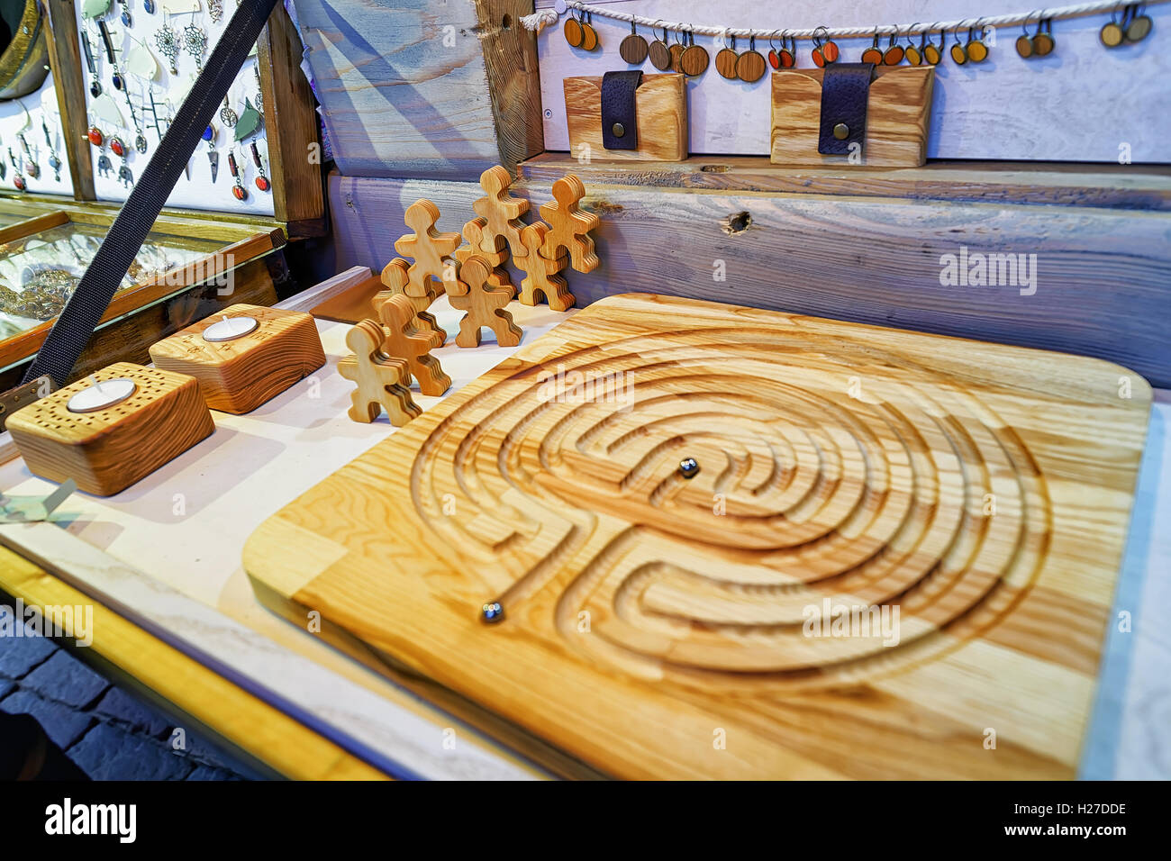 Riga, Lettonie - 25 décembre 2015 : planche de jeu en bois faits à la main en photo au marché de Noël à Riga, Lettonie. Au marché les gens peuvent trouver divers souvenirs. Selective focus Banque D'Images