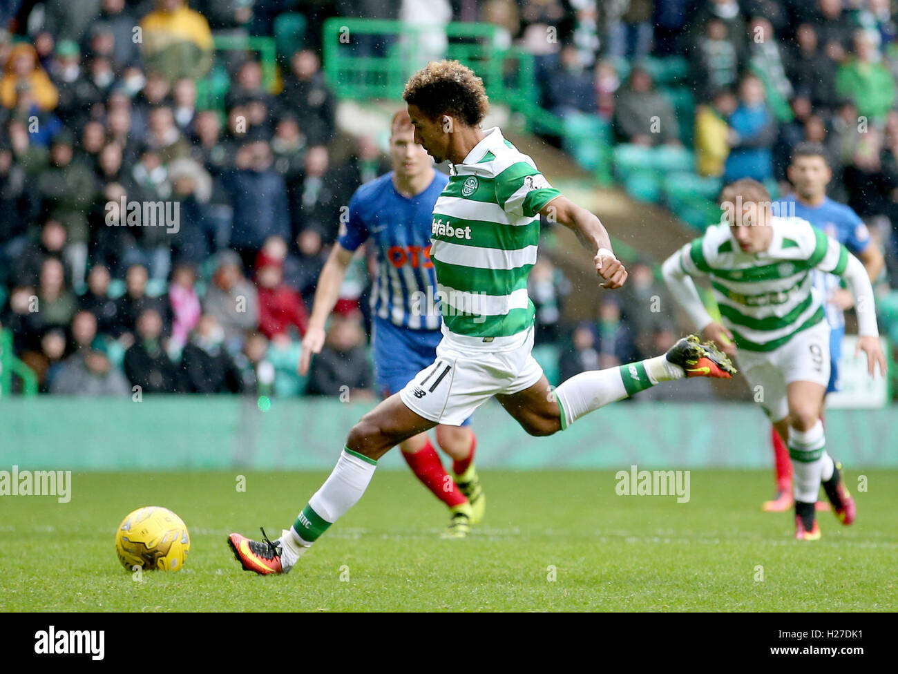 Scott Sinclair, du Celtic, marque le cinquième but du match à partir de la zone de pénalité lors du match des Ladbrokes Scottish Premiership au Celtic Park, Glasgow. APPUYEZ SUR ASSOCIATION photo. Date de la photo: Samedi 24 septembre 2016. Voir PA Story FOOTBALL Celtic. Le crédit photo devrait se lire comme suit : Jane Barlow/PA Wire. Banque D'Images