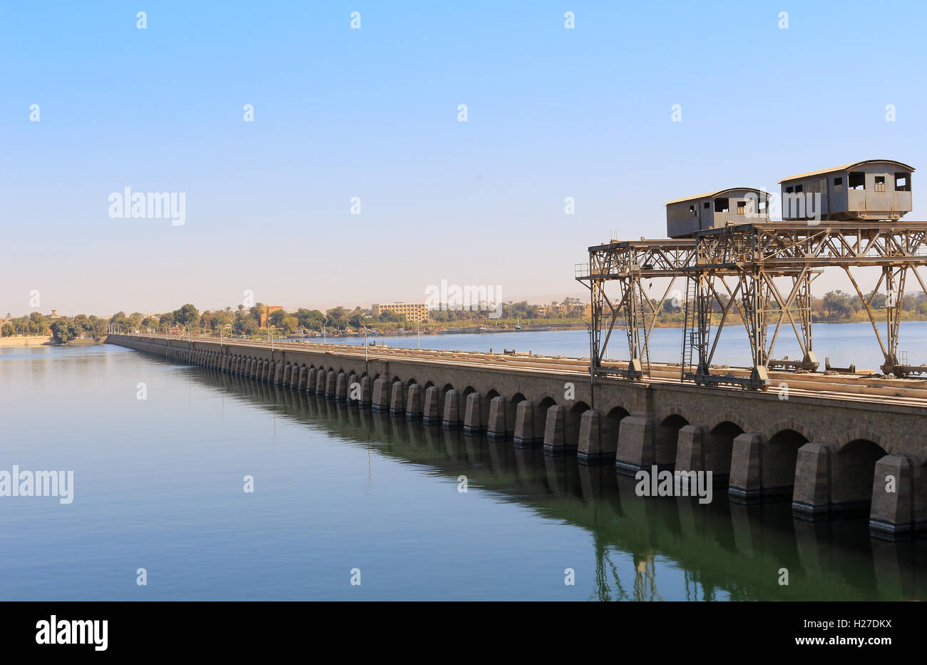 Esna barrage sur le Nil, Egypte Banque D'Images