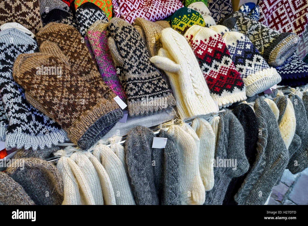 Mitaines en laine et chaude, des gants et des chaussettes à l'un des stand  pendant le marché de Noël à Riga, Lettonie. Le marché est annuel et se  déroule à partir de
