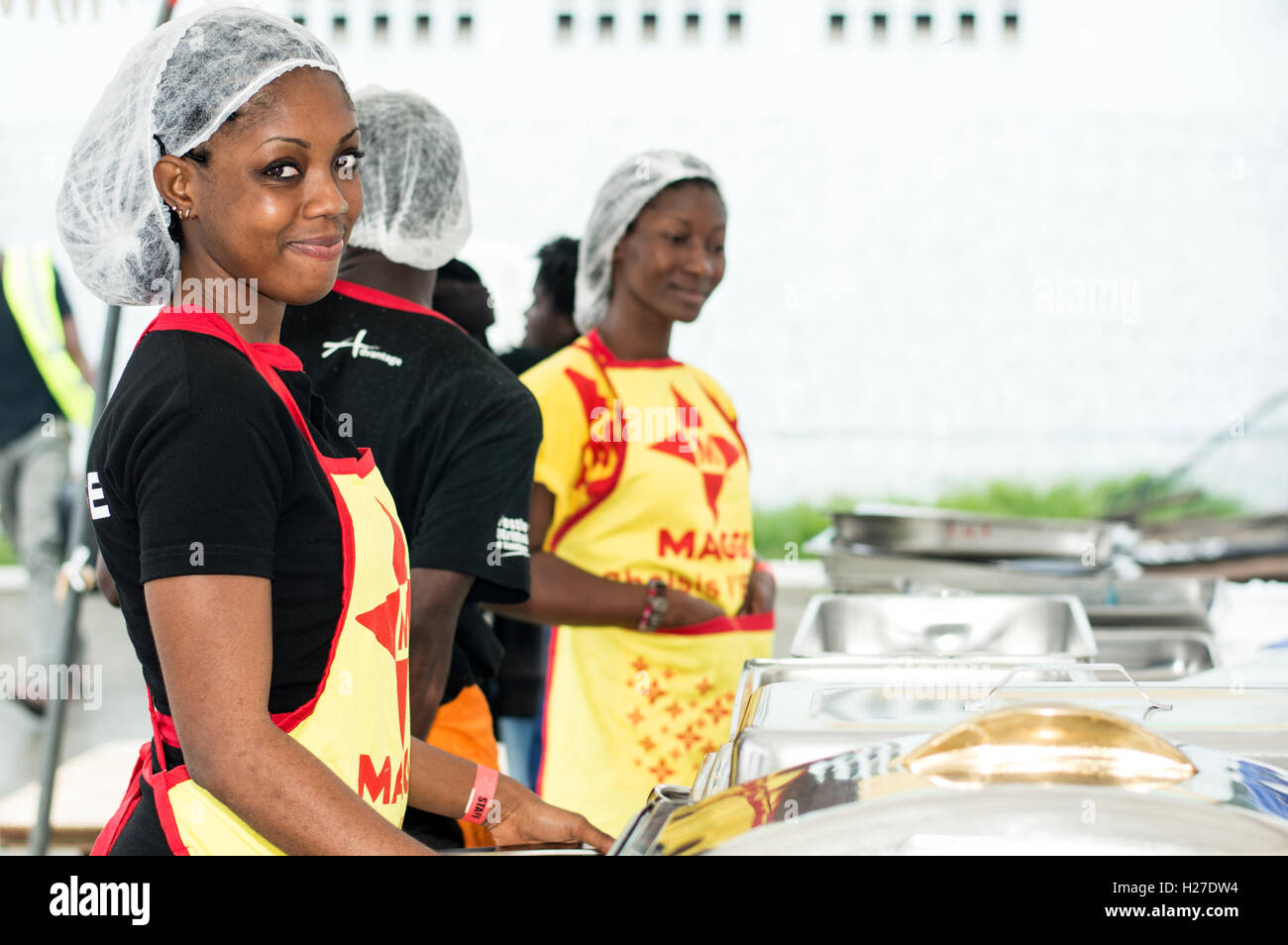 Abidjan, Côte d'Ivoire, le 11 septembre 2016 : les jeunes femmes serveuses pour restaurer le gril fête d'Abidjan. Banque D'Images