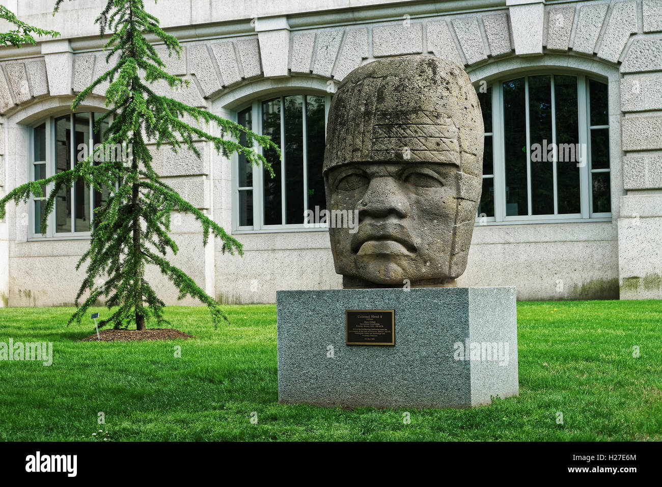 Washington DC, USA - 2 mai 2015 : Tête Olmèque colossale 4 est situé en face du Musée National d'histoire naturelle de Washington D.C., USA. C'est l'un des 17 têtes colossales Banque D'Images