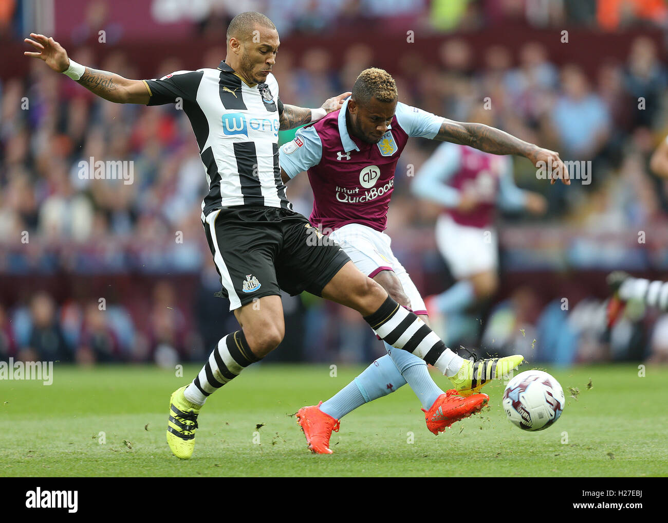 L'Aston Villa Leandro Bacuna (droite) et du Newcastle United Yoan Gouffran pendant le match de championnat à Sky Bet Villa Park, Birmingham. Banque D'Images