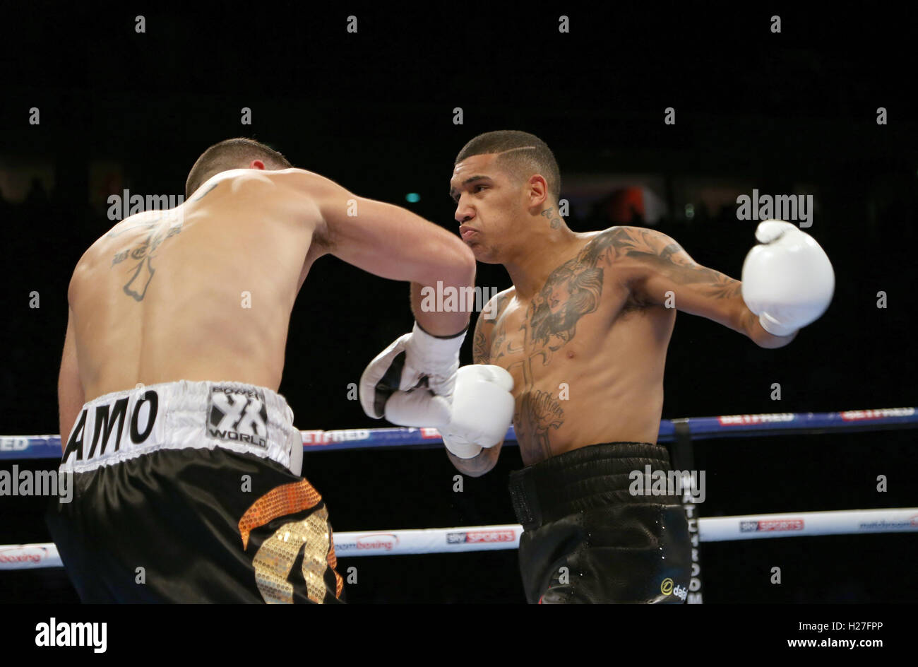 Conor Benn (droite) et Ross Jameson pendant l'Super-Lightweight contestat Light-Heavyweight concours avec Manchester Arena. Banque D'Images