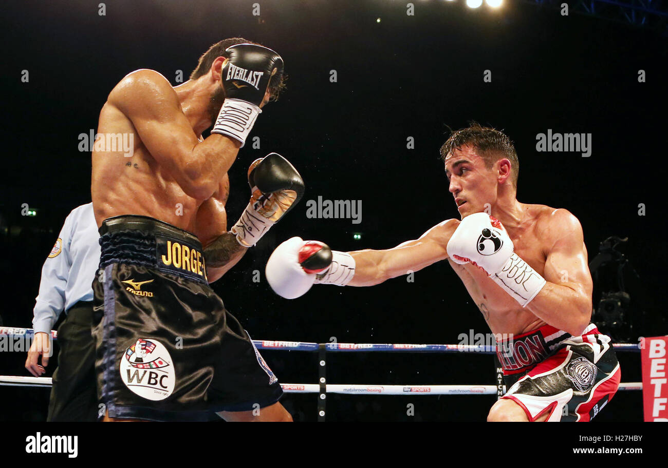 Anthony Crolla (droite) et Jorge Linares pendant la WBA, WBC et Diamond Ring Magazine Titre du monde léger bout à la Manchester Arena. Banque D'Images