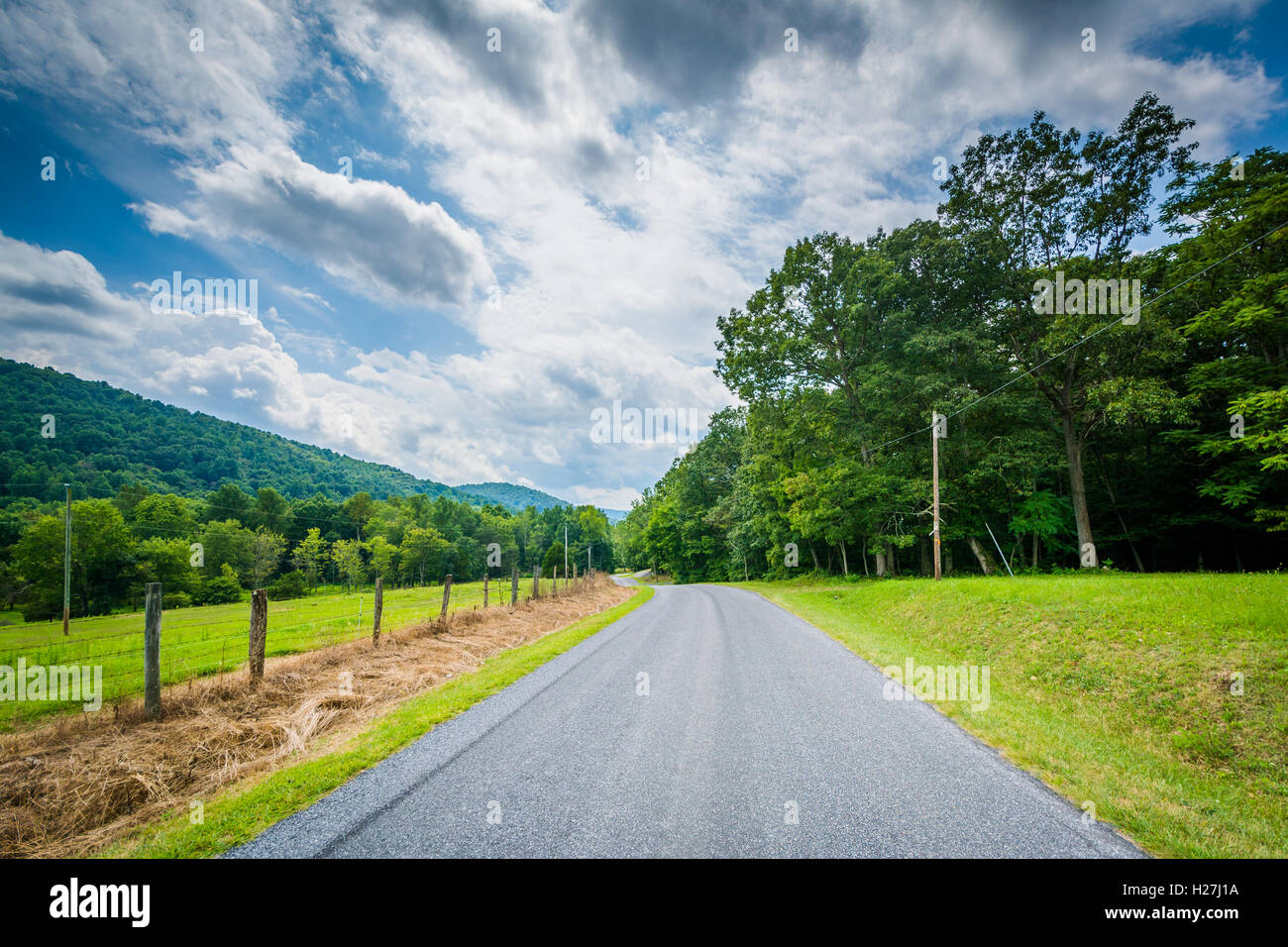 Route de campagne dans la vallée de Shenandoah, en Virginie, en milieu rural. Banque D'Images