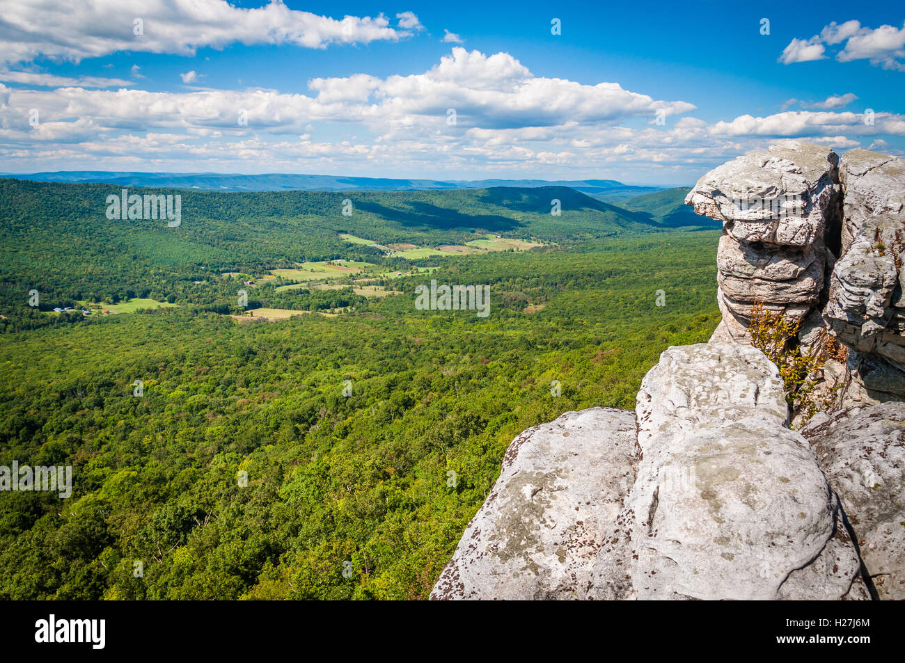 Vue sur les Appalaches de falaises sur Big Schloss, à George Washington National Forest, Virginia. Banque D'Images