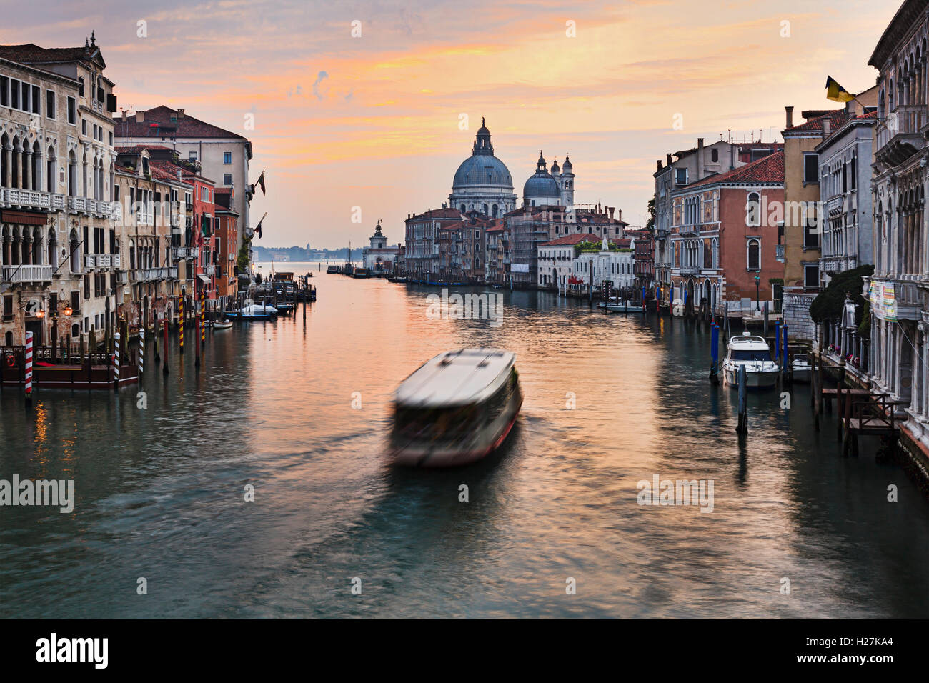 Basilica di Santa Maria et palais au sud du milieu universitaire pont sur Grand Canal à Venise, Italie. Pauses Vaporetto encore lever du soleil Banque D'Images