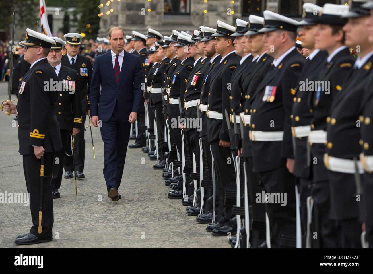 Le duc de Cambridge inspecte les troupes pendant une cérémonie d'accueil à l'Assemblée législative de la Colombie-Britannique, à Victoria, au Canada, au cours de la première journée de la tournée royale au Canada. Banque D'Images
